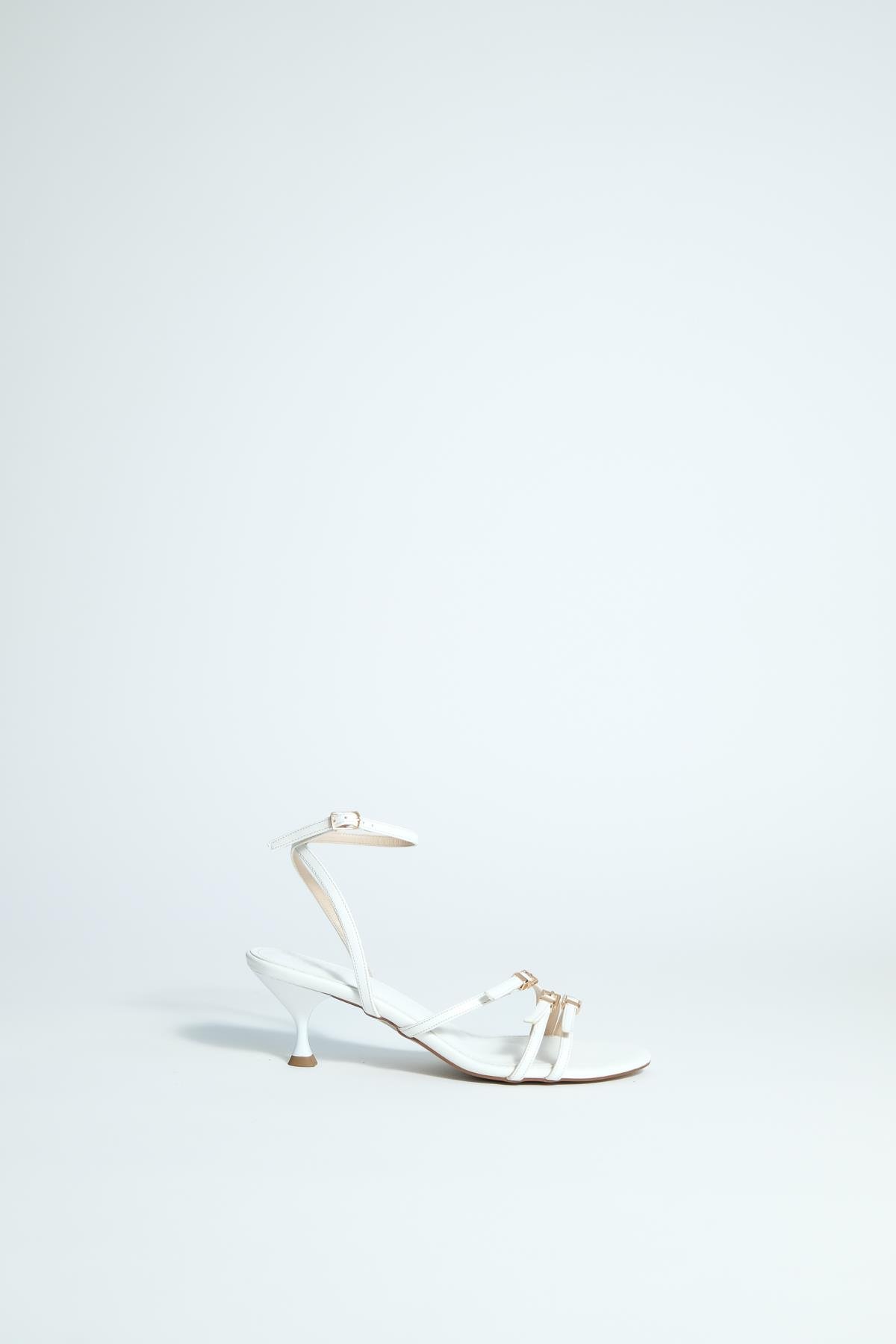 Devin Beyaz Üç Bantlı Bilekten Bağlamalı Topuklu Sandalet