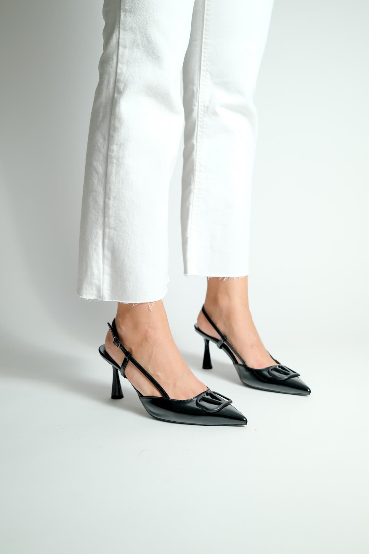 Vandetta Siyah V Tokalı Arkası Açık Topuklu Ayakkabı